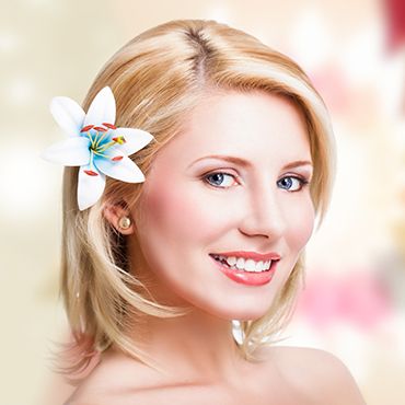Frau mit blonden Haaren und Blume im Haar