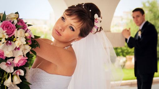 klassische Brautfrisur mit Dutt und Haarschmuck