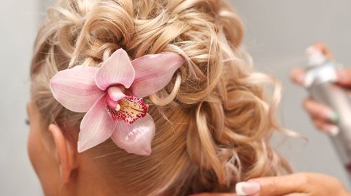 Detailansicht Hochsteckfrisur mit Locken und großer Blume