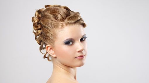 schöne Hochsteckfrisur mit leichten Locken