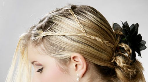 Detailansicht kombinierte Hochsteck- und Flechtfrisur