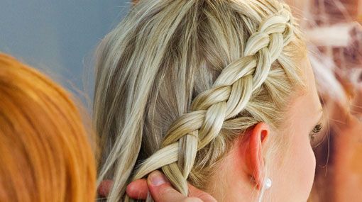 Detailansicht bei der Erstellung einer Flechtfrisur