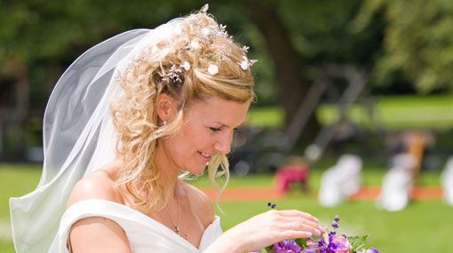 Brautfrisur mit offenen Haaren, Locken und Schleier